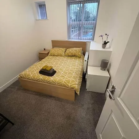 Apartment 2 Bedroom Serviced In 2 Loftus