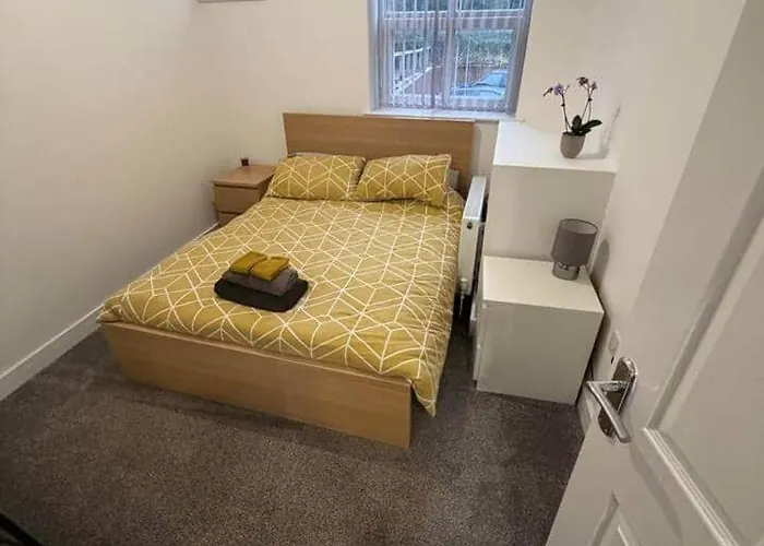 Apartment 2 Bedroom Serviced In 2 Loftus