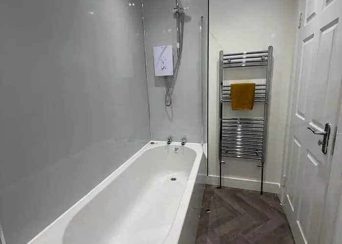 2 Bedroom Serviced In 2 * Loftus